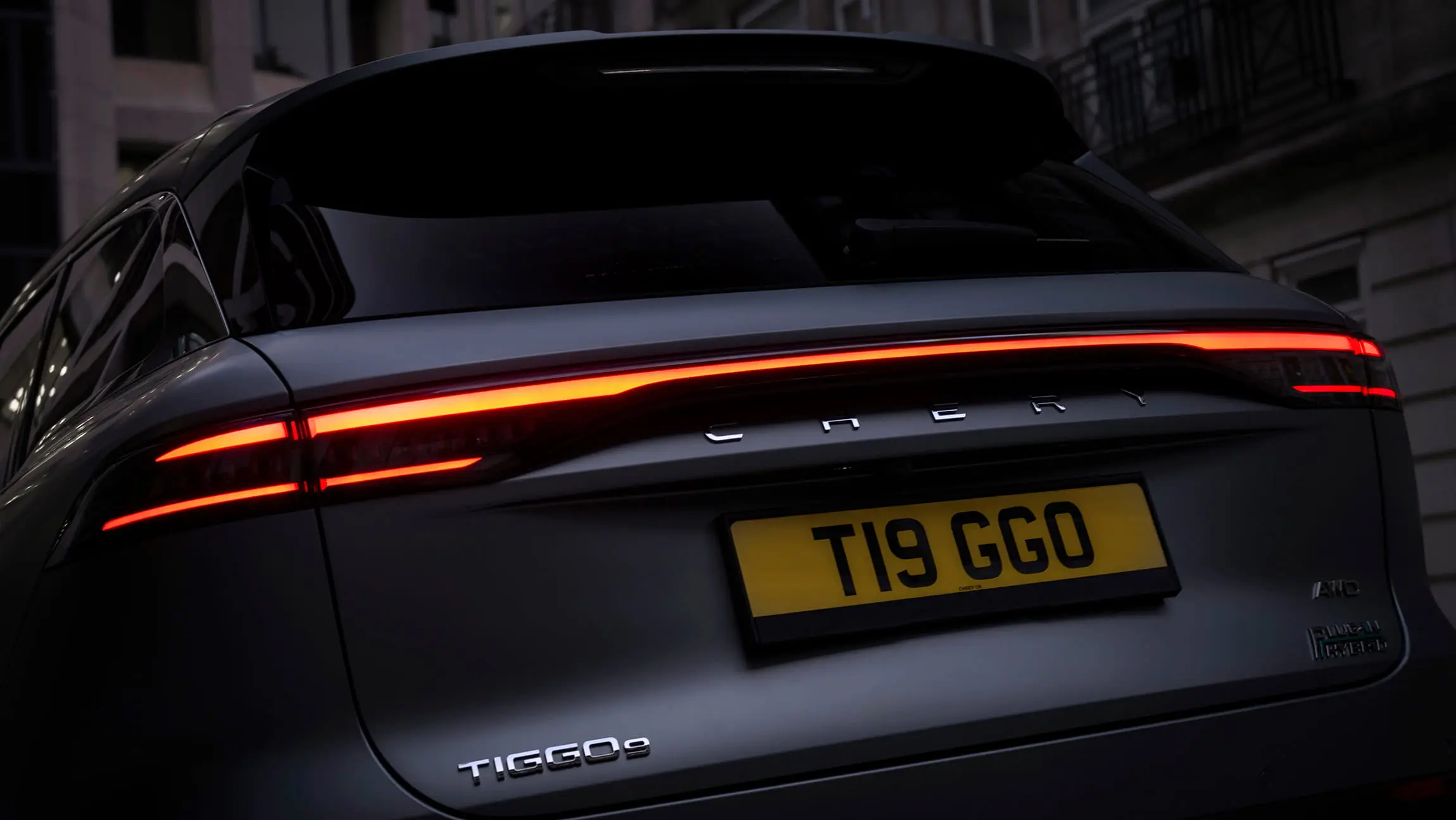 Chery Tiggo 9 CSH rear view showcasing illuminated full-width LED taillight bar
